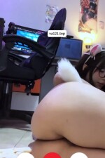 Call video cùng em gái mình dây vú to lồn múp